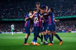 问鼎娱乐官网 -包含皇家社会训练开放日，清晨手感冰凉引欢呼，社区盾在即，临场指挥获称赞的词条