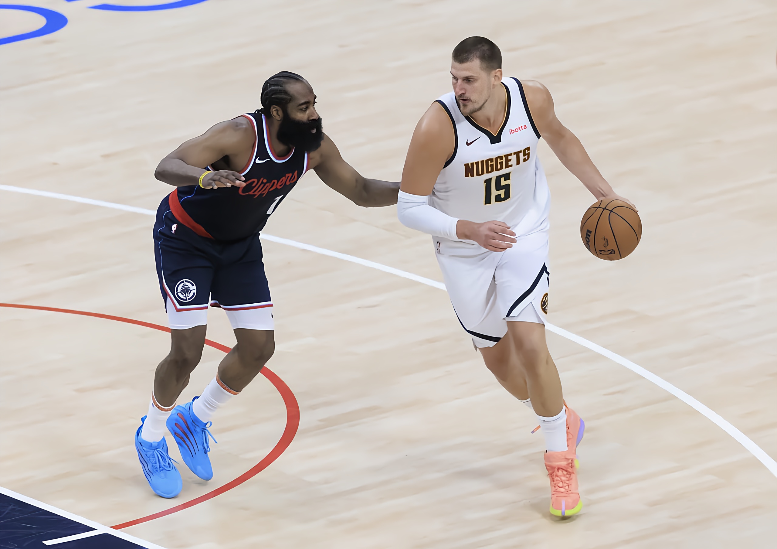 国际比赛日突围战来临，深圳男篮围绕NBA季后赛状态回暖，赛场秩序良好，轮换策略成焦点的简单介绍